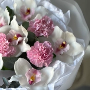 Стойкий букет из орхидей и диантусов 4