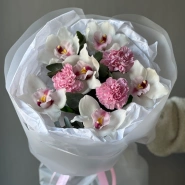 Стойкий букет из орхидей и диантусов 2