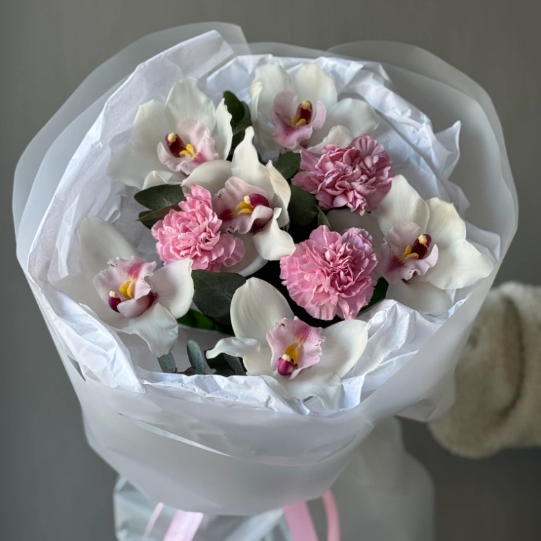 Стойкий букет из орхидей и диантусов