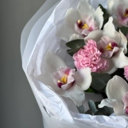 Стойкий букет из орхидей и диантусов 3