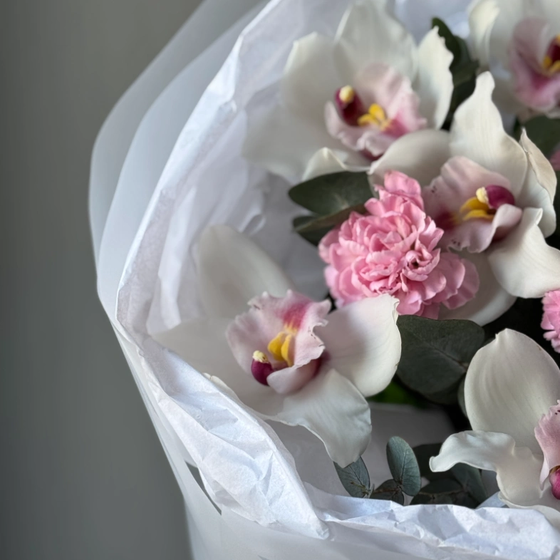 Стойкий букет из орхидей и диантусов