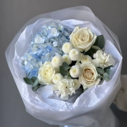 Нежный букет с гортензией, розами и диантусом 1