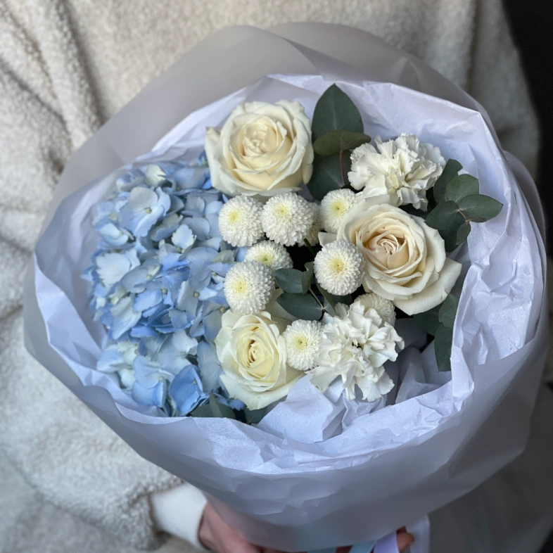 Нежный букет с гортензией, розами и диантусом