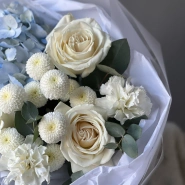 Нежный букет с гортензией, розами и диантусом 4