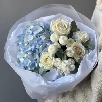 Нежный букет с гортензией, розами и диантусом