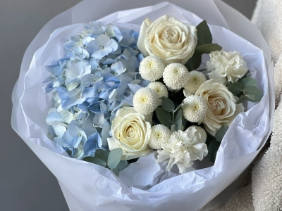 Нежный букет с гортензией, розами и диантусом