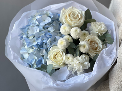 Нежный букет с гортензией, розами и диантусом
