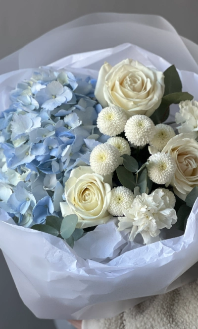 Нежный букет с гортензией, розами и диантусом