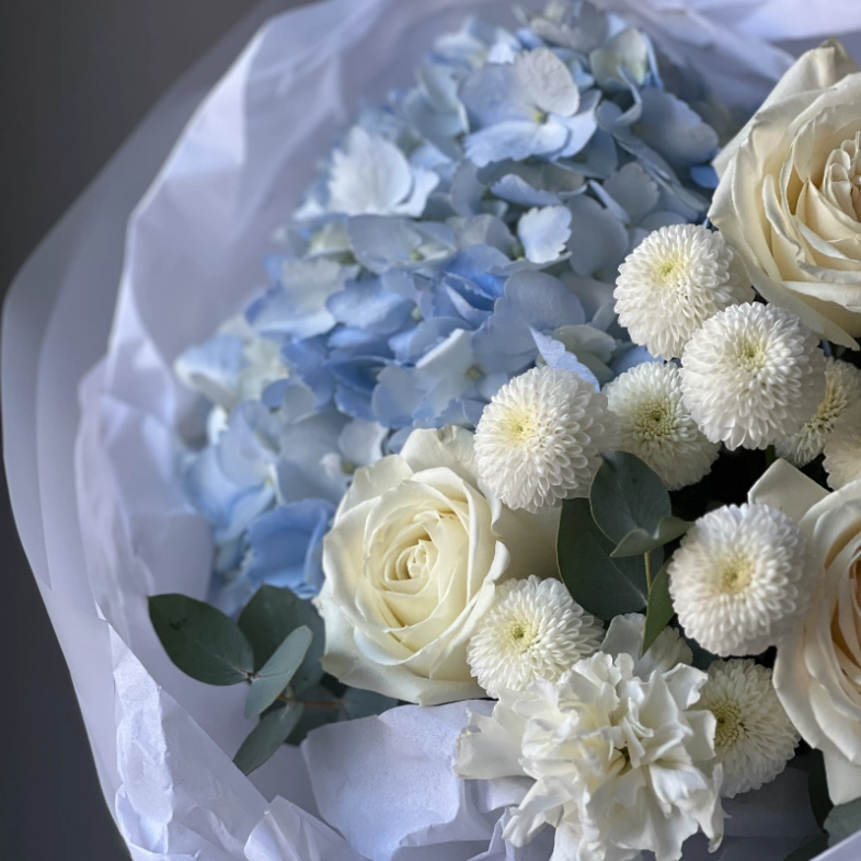 Нежный букет с гортензией, розами и диантусом