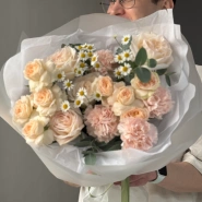 Нежный букет из пионовидных роз и ромашки 2