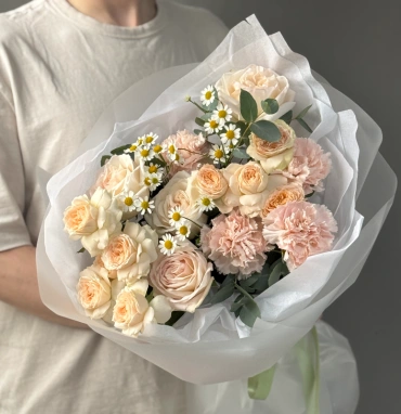 Нежный букет из пионовидных роз и ромашки