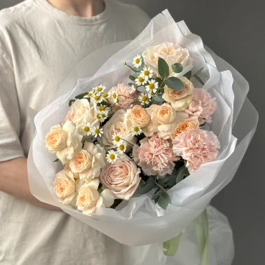 Нежный букет из пионовидных роз и ромашки