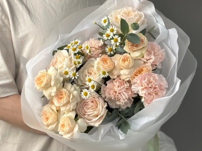 Нежный букет из пионовидных роз и ромашки