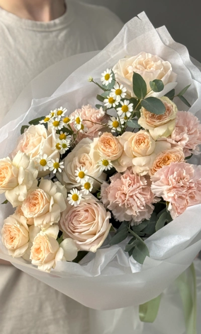 Нежный букет из пионовидных роз и ромашки