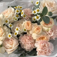 Нежный букет из пионовидных роз и ромашки 4