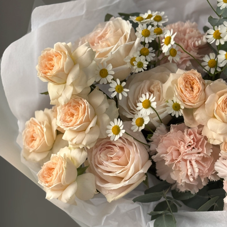 Нежный букет из пионовидных роз и ромашки