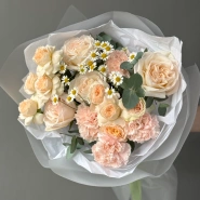 Нежный букет из пионовидных роз и ромашки 1