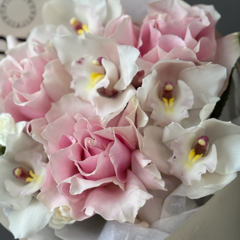 Нежный букет из орхидей и французских роз