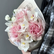 Нежный букет из орхидей и французских роз 1