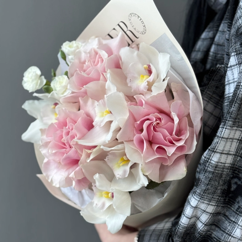 Нежный букет из орхидей и французских роз