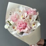 Нежный букет из орхидей и французских роз 2