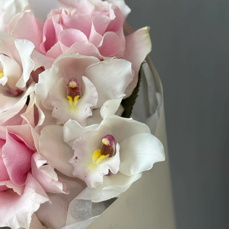 Нежный букет из орхидей и французских роз