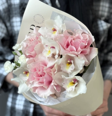 Нежный букет из орхидей и французских роз