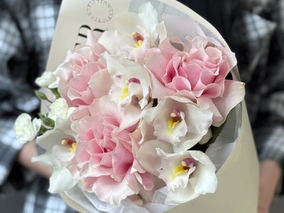 Нежный букет из орхидей и французских роз