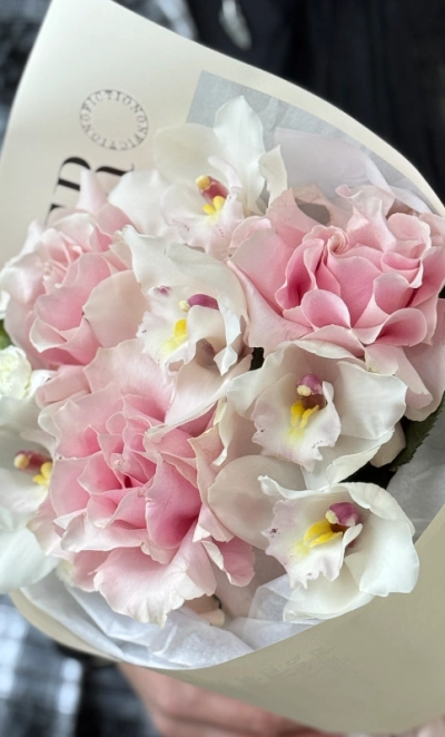 Нежный букет из орхидей и французских роз