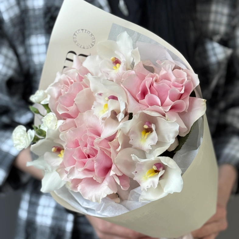 Нежный букет из орхидей и французских роз