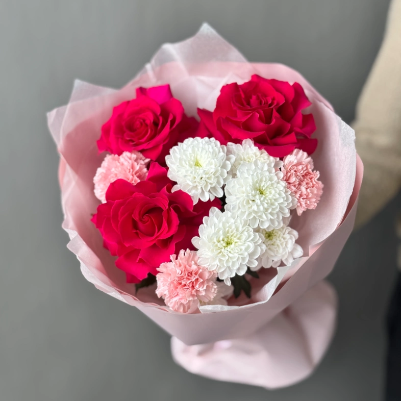 Букет с французской розой и розовыми диантусами