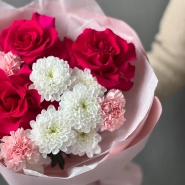 Букет с французской розой и розовыми диантусами 4