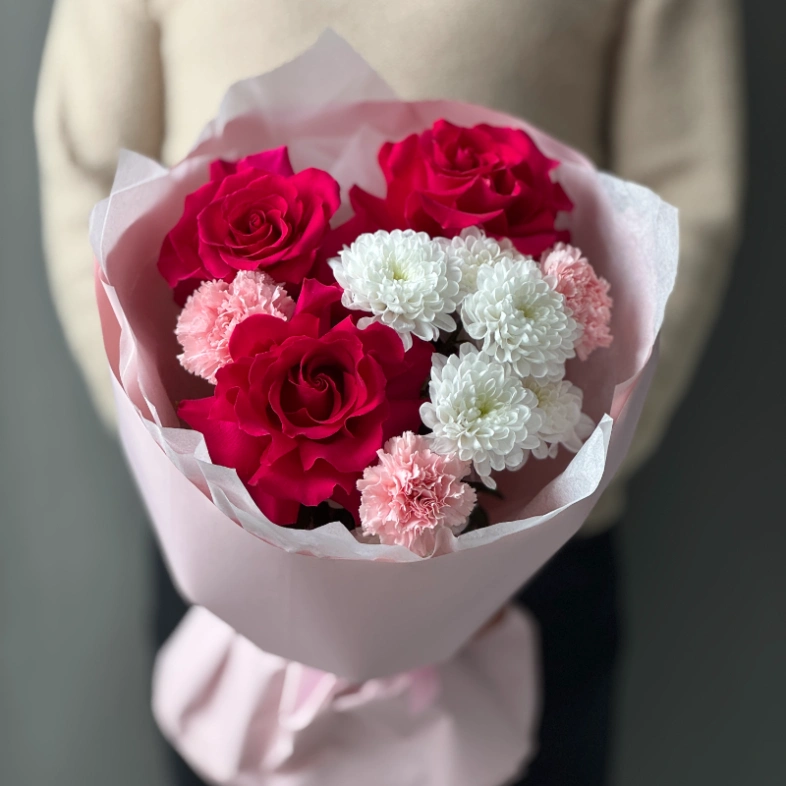 Букет с французской розой и розовыми диантусами