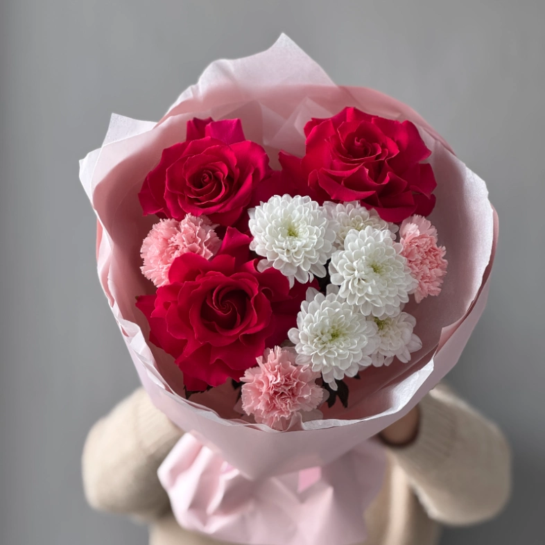 Букет с французской розой и розовыми диантусами