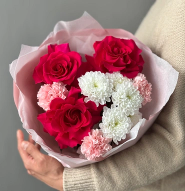 Букет с французской розой и розовыми диантусами