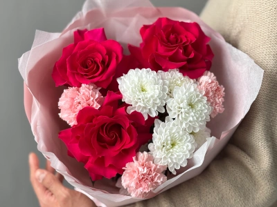 Букет с французской розой и розовыми диантусами
