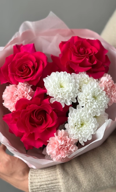 Букет с французской розой и розовыми диантусами