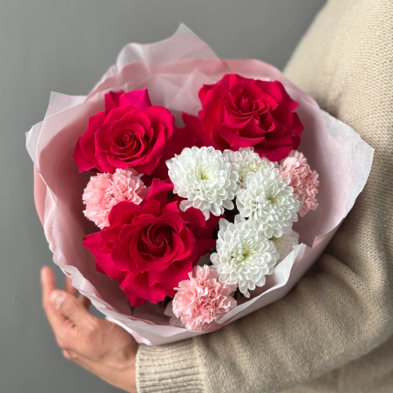 Букет с французской розой и розовыми диантусами