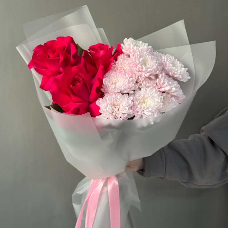 Букет «Amour» с розами и хризантемами