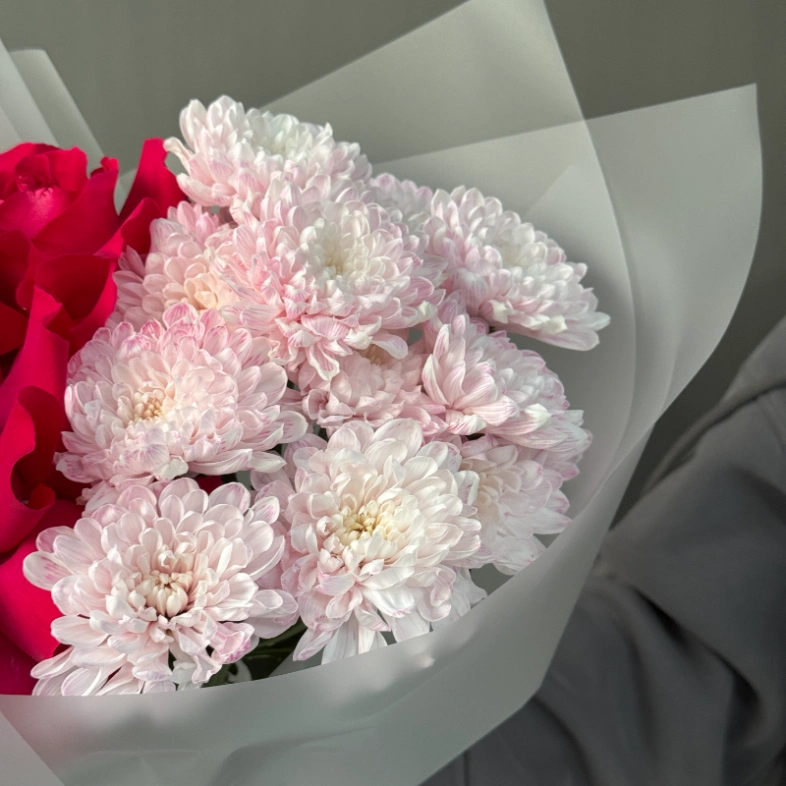 Букет «Amour» с розами и хризантемами