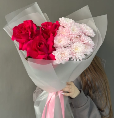 Букет «Amour» с розами и хризантемами