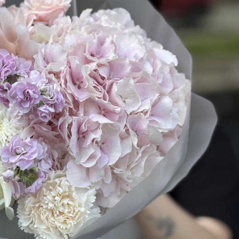 Букет из гортензии кустовых роз и маттиолы