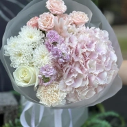 Букет из гортензии кустовых роз и маттиолы 2