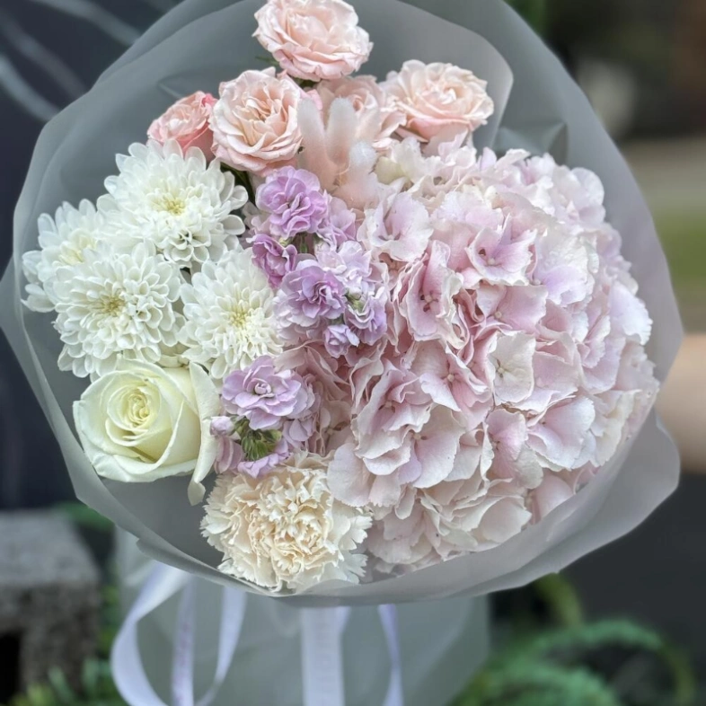 Букет из гортензии кустовых роз и маттиолы