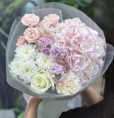 Букет из гортензии кустовых роз и маттиолы