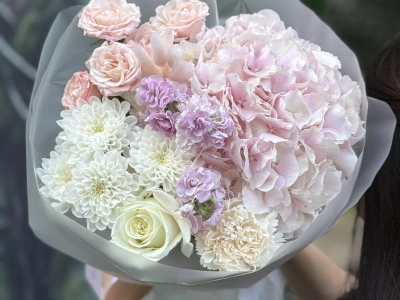 Букет из гортензии кустовых роз и маттиолы