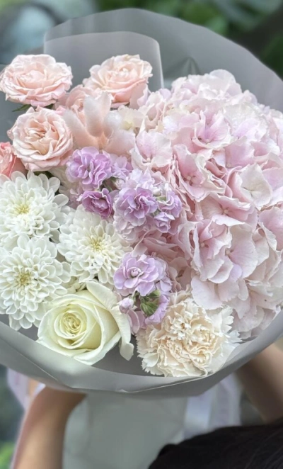 Букет из гортензии кустовых роз и маттиолы