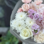 Букет из гортензии кустовых роз и маттиолы 3