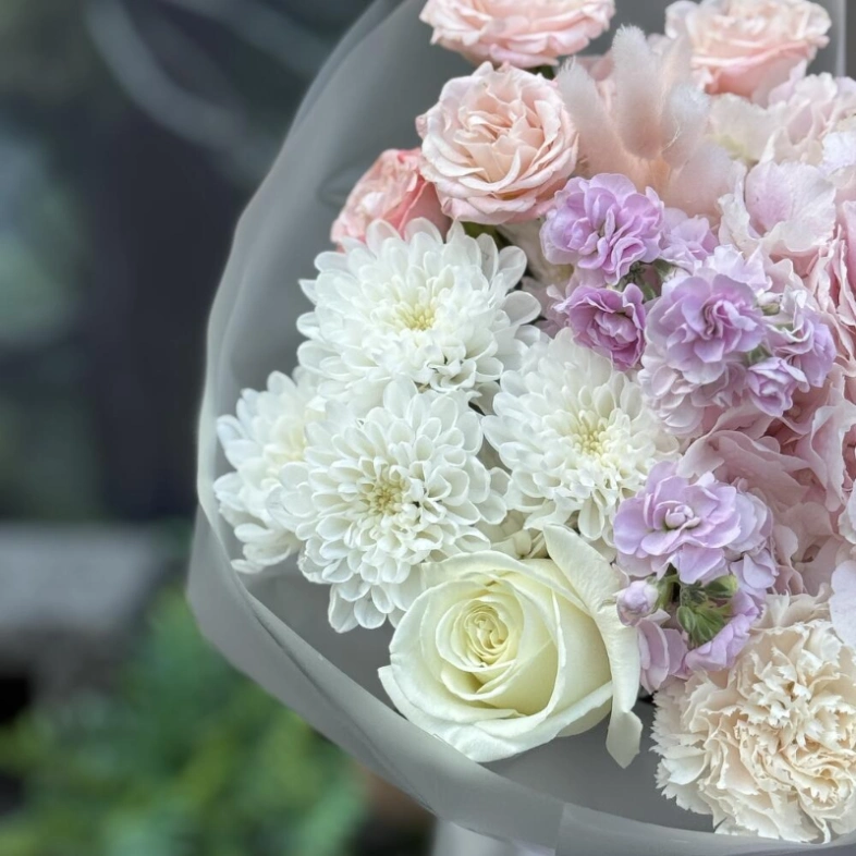 Букет из гортензии кустовых роз и маттиолы