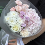 Букет из гортензии кустовых роз и маттиолы 1